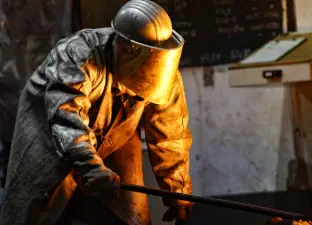 Probeentnahme in der Stahlproduktion